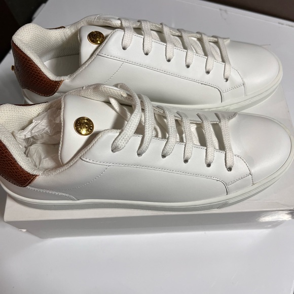 NIB Longchamp leather Tennis Shoes available in sizes 40 and 41
NIB - Picture 3 of 9